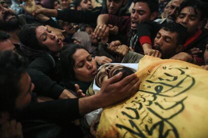 El presidente palestino, Mahmud Abbas, responsabilizó a Israel de lo sucedido el viernes, el día más sangriento en el territorio palestino desde la guerra de 2014. En la imagen, familiares lloran ante el cadáver del joven Hamdan Abu Amsha durante su funeral en Beit Hanun, en el al norte de la Franja de Gaza.
