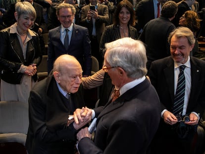 Jordi Pujol saluda a Xavier Trias, candidato de Junts a la alcaldía de Barcelona, en presencia de Artur Mas, en el acto de presentación de su campaña electoral, el 6 de febrero.