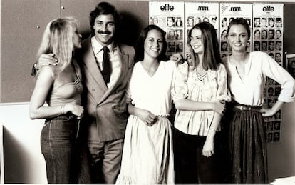 John Casablancas, con algunas de sus modelos, posa en las oficinas de Elite.