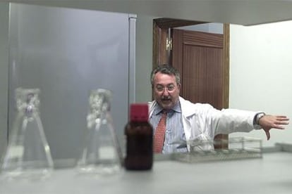 El profesor Bernat Soria, en el laboratorio de la Universidad Pablo Olavide de Sevilla.