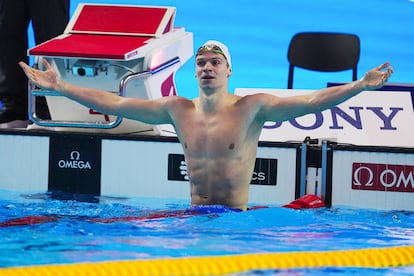 Leon Marchand celebra haber batido el récord del mundo en los 200 metros estilos durante la segunda semifinal de la prueba, en el Mundial de natación de Singapur.