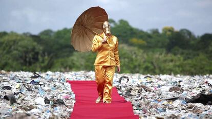 'Cantando bajo la lluvia', videoinstalación de la brasileña Berna Reale en la muestra 'Paisajes entre Paisajes' de BienalSur en Río Grande.