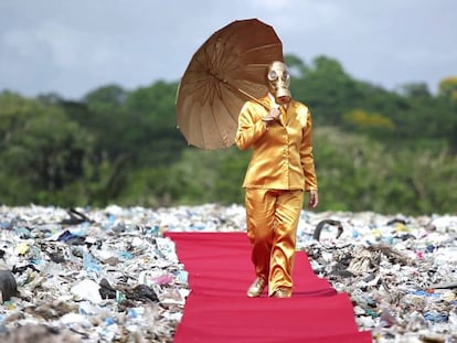 'Cantando bajo la lluvia', videoinstalación de la brasileña Berna Reale en la muestra 'Paisajes entre Paisajes' de BienalSur en Río Grande.