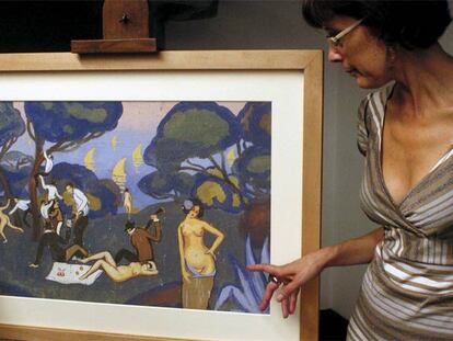 Montse Aguer, directora del Centro de Estudios Dalinianos, ante la obra <i>La merienda "sur l'herbe"</i>.