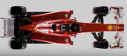 El nuevo Ferrari F2012 presenta un aspecto radicalmente distinto al de la pasada campaña. Destaca en primer lugar el salto en el morro, justo delante del eje delantero, con el que los ingenieros de la 'Scuderia' han decidido cumplir con los 55 centímetros de altura morro exigidos por la FIA.