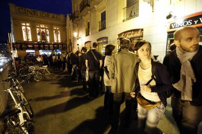 Colas ayer ante los cines Ideal de Madrid.