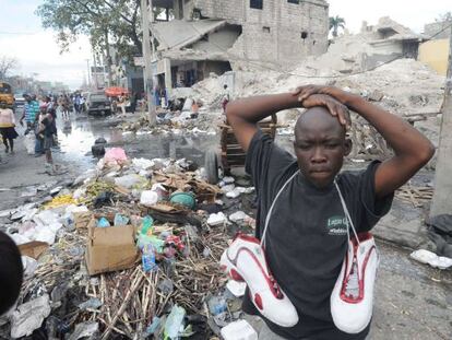 Un hombre haitiano vende zapatos usados en Puerto Príncipe