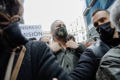 Ll líder de Vox, Santiago Abascal (centro) llego al grito de "presidente, presidente" acompañado de la cúpula de su partido.