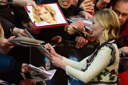 La actriz Kirsten Dunst firma autógrafos ayer, en el Festival de Berlín.