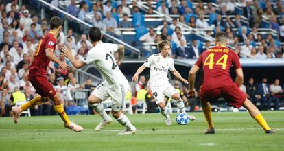 El centrocampista del Real Madrid Luka Modric pasa el balón hacia la posición de Isco.