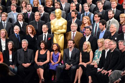 Foto de familia de todos los nominados a los próximos premios Oscar junto al caballero dorado más conocido del mundo.