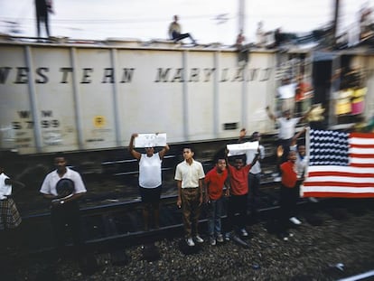 Fotografía 'sin título' de la serie 'RFK Funeral Train', 1968.