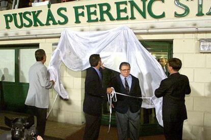 Puskas, con el presidente de la Federación Española, Ángel María Villar a su lado, da la espalda al ser mostrada la placa con su nombre en el principal estadio de Budapest.