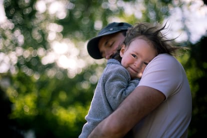 Un padre abraza a su hijo.