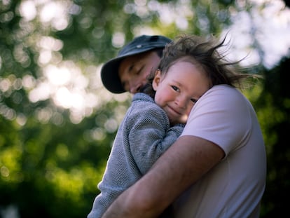 Un padre abraza a su hijo.