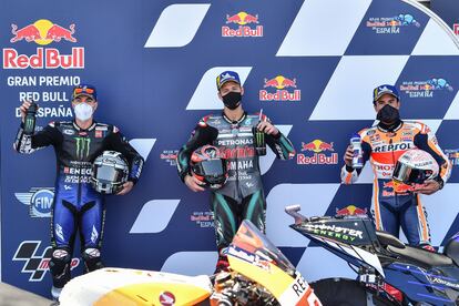Maverick Vinales, Fabio Quartararo y Marc Márquez celebran su clasificación en el GP de España de MotoGP 2020.