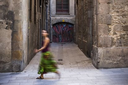 Entrada del callejón del Pou de la Figuera, en el barrio de la Ribera, Barcelona.