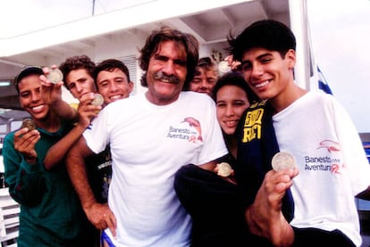 Miguel de la Quadra-Salcedo, con jóvenes expedicionarios en Colombia en 1992.