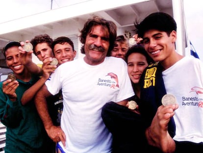 Miguel de la Quadra-Salcedo, con jóvenes expedicionarios en Colombia en 1992.