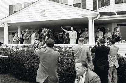 Jackie Kennedy saluda a los periodistas congregados el verano anterior en la casa familiar de Hyannis Port, cuando su esposo resultó ganador en las primarias presidenciales del Partido Demócrata y daba comienzo el viaje de los Kennedy hacia la Casa Blanca.