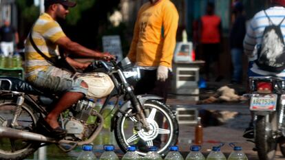 Botellas de gasolina a la venta en las calles de Maracaibo.