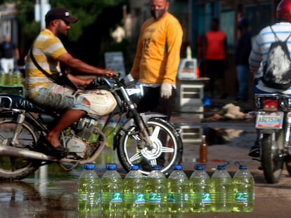 Botellas con gasolina a la venta en una calle de Caracas.