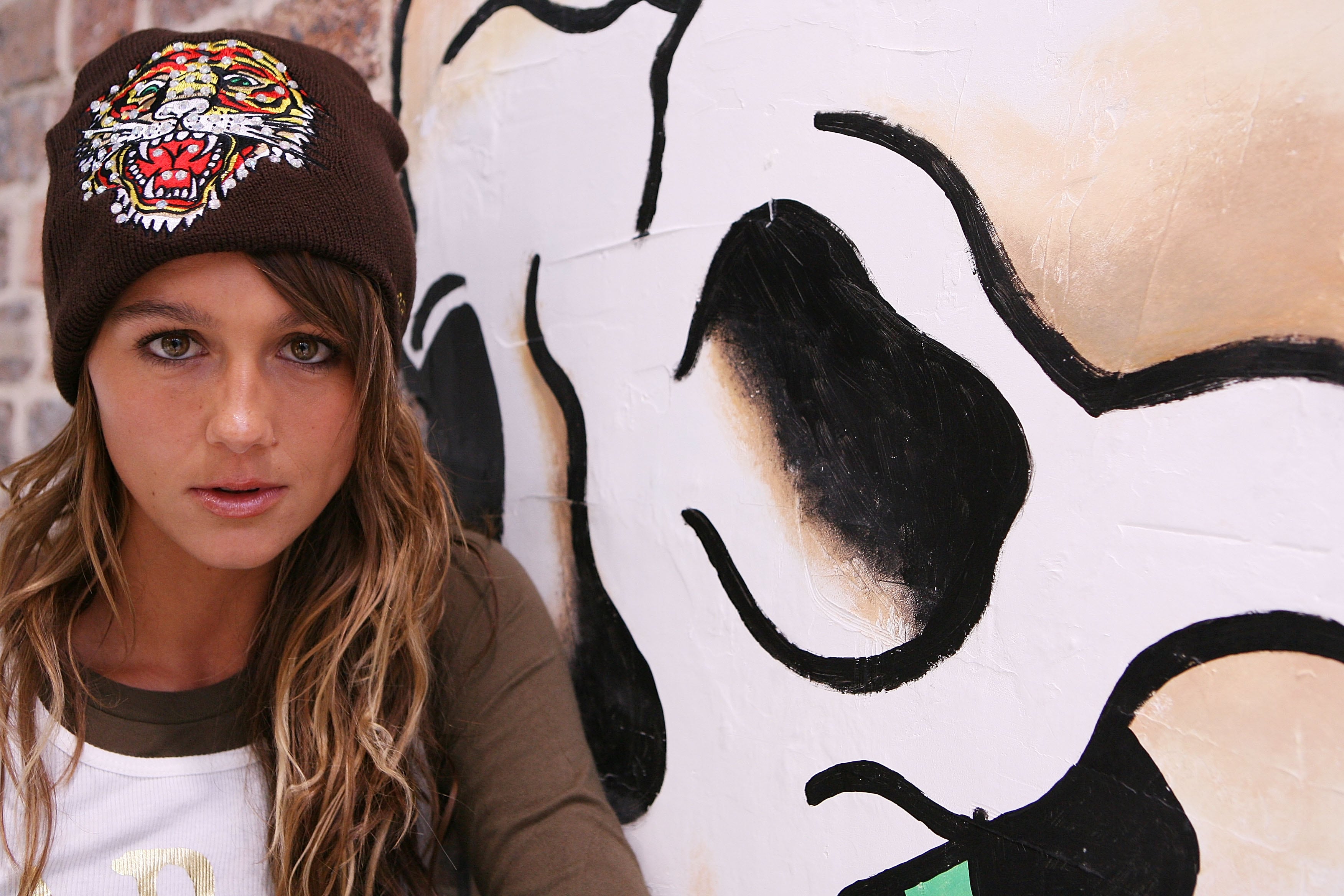 De símbolo cultural a firma ‘maldita’: Bershka resucita Ed Hardy, la marca de estampados de tatuajes de los 2000