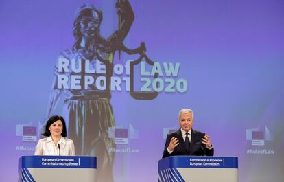 La vicepresidenta de la Comisión Europea, Vera Jourová, y el comisario de Justicia, Didier Reynders, en la rueda de prensa por el Informe Anual sobre el Estado de Derecho, en Bruselas, el 30 de septiembre de 2020.