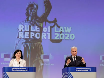 La vicepresidenta de la Comisión Europea, Vera Jourová, y el comisario de Justicia, Didier Reynders, en la rueda de prensa por el Informe Anual sobre el Estado de Derecho, en Bruselas, el 30 de septiembre de 2020.