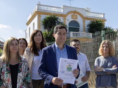 El líder del PP Juanma Moreno junto a varios dirigentes de su partido en Sevilla.