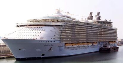 El Oasis of the Seas, el mayor crucero del mundo, en el puerto de Barcelona.