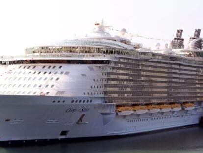 El Oasis of the Seas, el mayor crucero del mundo, en el puerto de Barcelona. 
