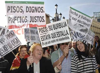 Durante el recorrido los asistentes entonaron algunos cánticos como "Espe,espe,especulación" o "Qué pasa, qué pasa, ¡que no tenemos casa!" y se vieron pancartas como "Seguimos en la puta calle por una vivienda", "Vender estos pisos, a estos precios, pues va a ser que no" o "Se alquila tu vida".