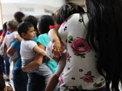 La política de  tolerancia cero  de la Casa Blanca lleva el caos al complejo sistema que gestiona la inmigración irregular y por el camino deja a 1.800 niños huérfanos