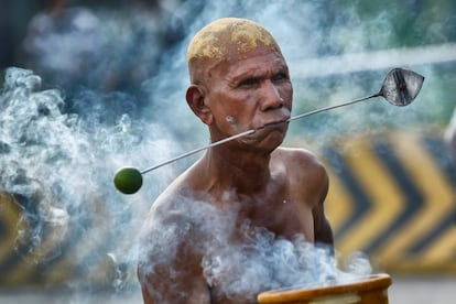 Devotos participan en la procesión de la festividad de Thaipusam en Kuala Lumpur (Malasia). 