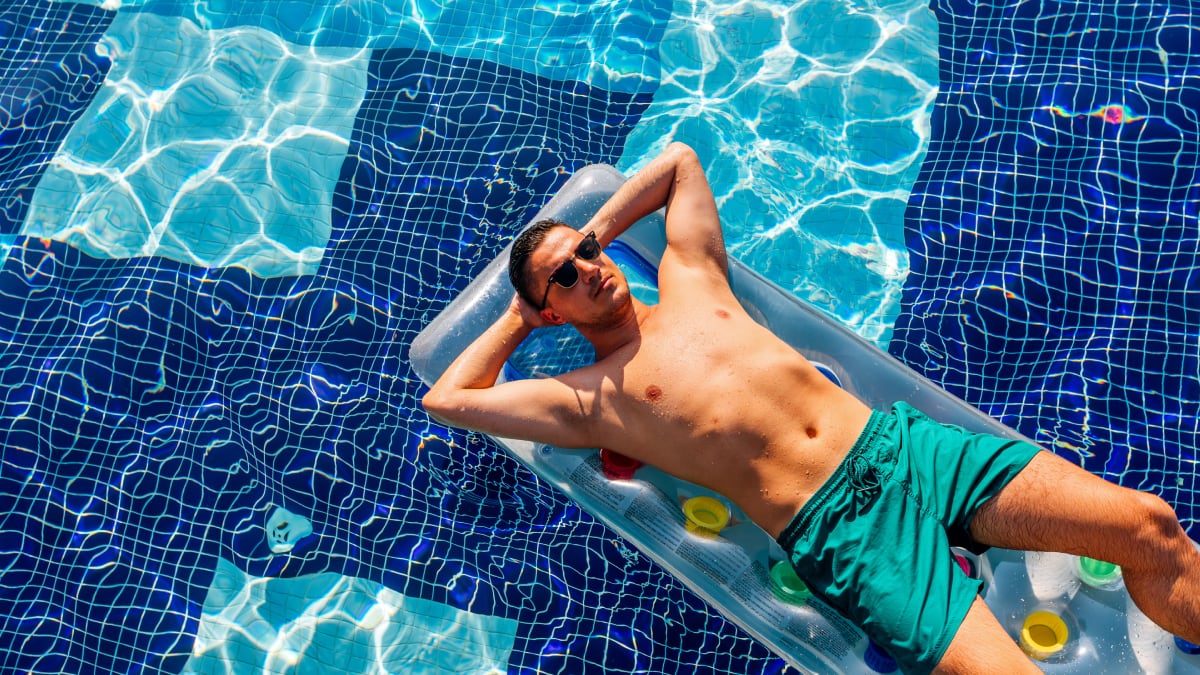 Descubre el bañador de hombre perfecto para el verano por menos de 20 euros.