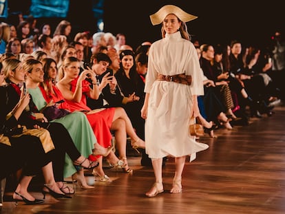 Un momento del desfile de Es Fascinante en el Museo Balenciaga de Getaria, el 5 de mayo de 2022.