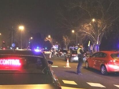 Imagen de archivo de un control nocturno de tráfico de la Policía Municipal de Madrid durante el estado de alarma.