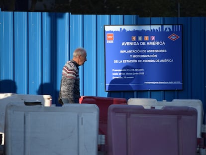 Un cerramiento por las obras de accesibilidad en la estación de metro Avenida de América.