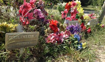 Algunas flores recuerdan a los muertos que no han sido identificados.