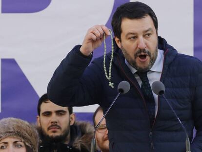 Matteo Salvini, con un rosario en la mano, durante un mítin en Milán.