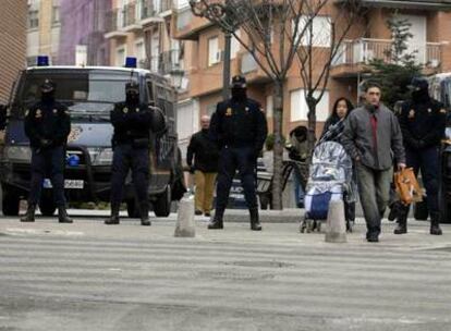 Policías desplegados por las calles de Alcorcón para impedir la concentración no autorizada convocada para hoy por el Sindicato de Estudiantes en favor de la convivencia.