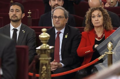 El president de la Generalitat, Quim Torra, i dos dels seus consellers, la de Justícia, Ester Capella, i el de Territori, Damià Calvet, presencien aquesta primera jornada des de l'interior de la Sala de Plens del Suprem. Capella ha lamentat que aquest dimarts comença un judici pel procés sobiranista al Tribunal Suprem "que no s'hauria de celebrar, que respon a la repressió de l'Estat, en el qual se li fa dir al Codi Penal el que mai ha volgut dir".