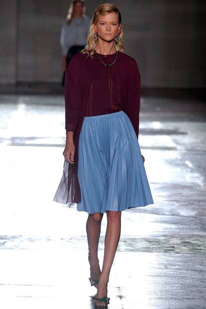 Prada propone faldas plisadas inspiradas en la década de los cincuenta. 