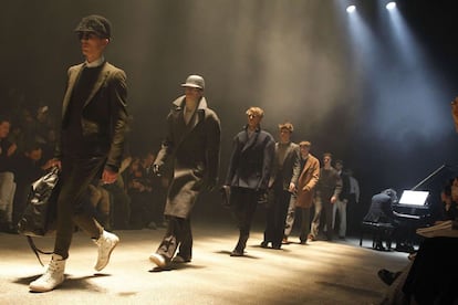 El director creativo de Lanvin, el carismático Alber Elbaz, comparte el protagonismo en los desfiles masculinos con Lucas Ossendrijver. Entre los dos han concebido una colección para hombre que huye de la nostalgia. “Aquí no hay rastro de dandies”, admiten ambos. “Hemos pensando en cómo mezclan los jóvenes lo antiguo y lo nuevo, lo tradicional y lo tecnológico”, defiende Ossendrijver. De ahí que la actuación de un pianista clásico en directo se combinara con música tecno en la banda sonora del desfile.