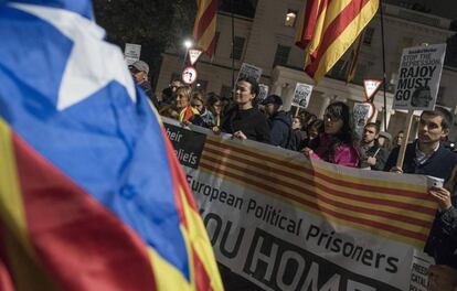 Activistas proindependencia sostienen carteles durante una protesta.