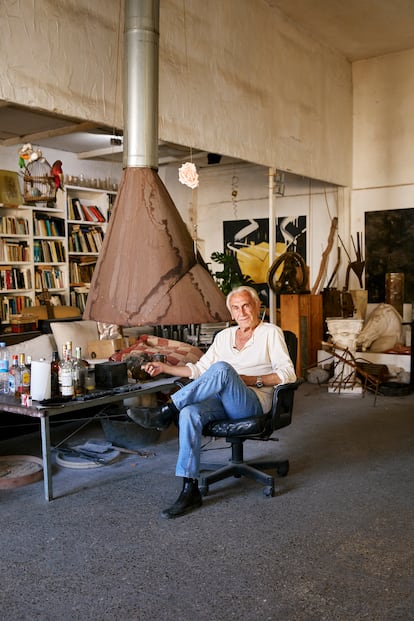 El artista toledano Antonio Villanueva ha vivido tantas Ibizas como décadas tiene su trabajo. Aquí, posa en su estudio vivienda, una imponente nave industrial en el puerto de la capital ibicenca.