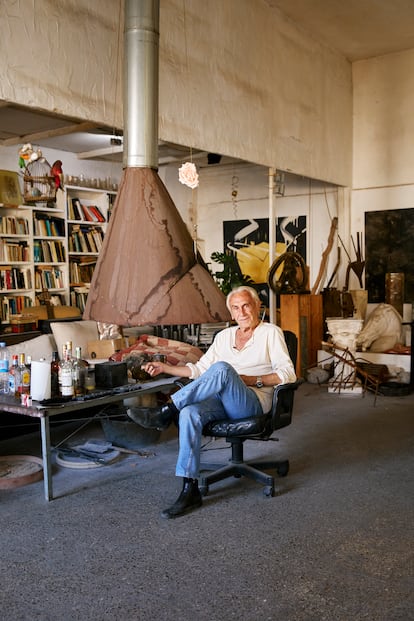 El artista toledano Antonio Villanueva ha vivido tantas Ibizas como décadas tiene su trabajo. Aquí, posa en su estudio vivienda, una imponente nave industrial en el puerto de la capital ibicenca. 