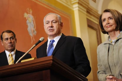 El primer ministro israelí, junto a la presidenta de la Cámara de Representantes, Nancy Pelosi, en el Capitlio.