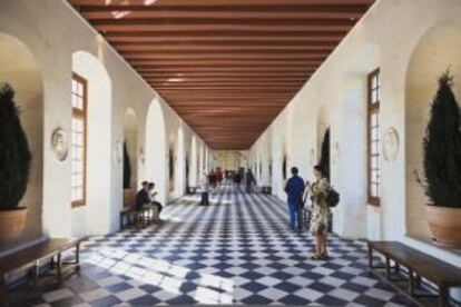 Visitantes en la Gran Galería del castillo de Chenonceau.